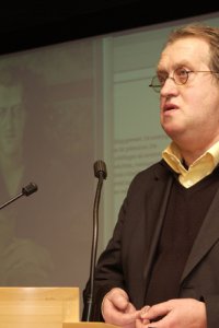 Gerrit Komrij tijdens zijn toespraak op 4 maart 2003