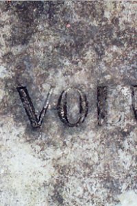 Opschrift grafsteen: 'Fiat Voluntas' (Uw wil geschiede)