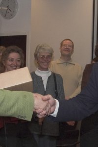 Kees Thomassen (rechts) overhandigt Driek van Wissen 'de DDV-cassette' 