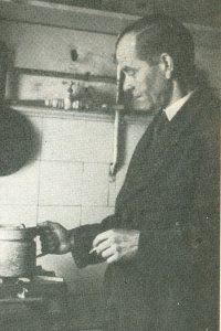 Nijhoff tijdens de oorlog in zijn huis aan de Kleine Kazernestraat in Den Haag