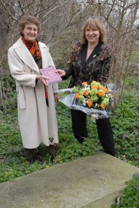 Margaret Cross en Marita Mathijsen bij het graf van De Schoolmeester