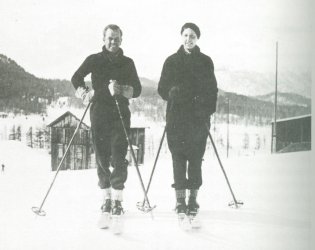 Martinus Nijhoff met zijn eerste vrouw Netty Wind in St. Moritz in 1933