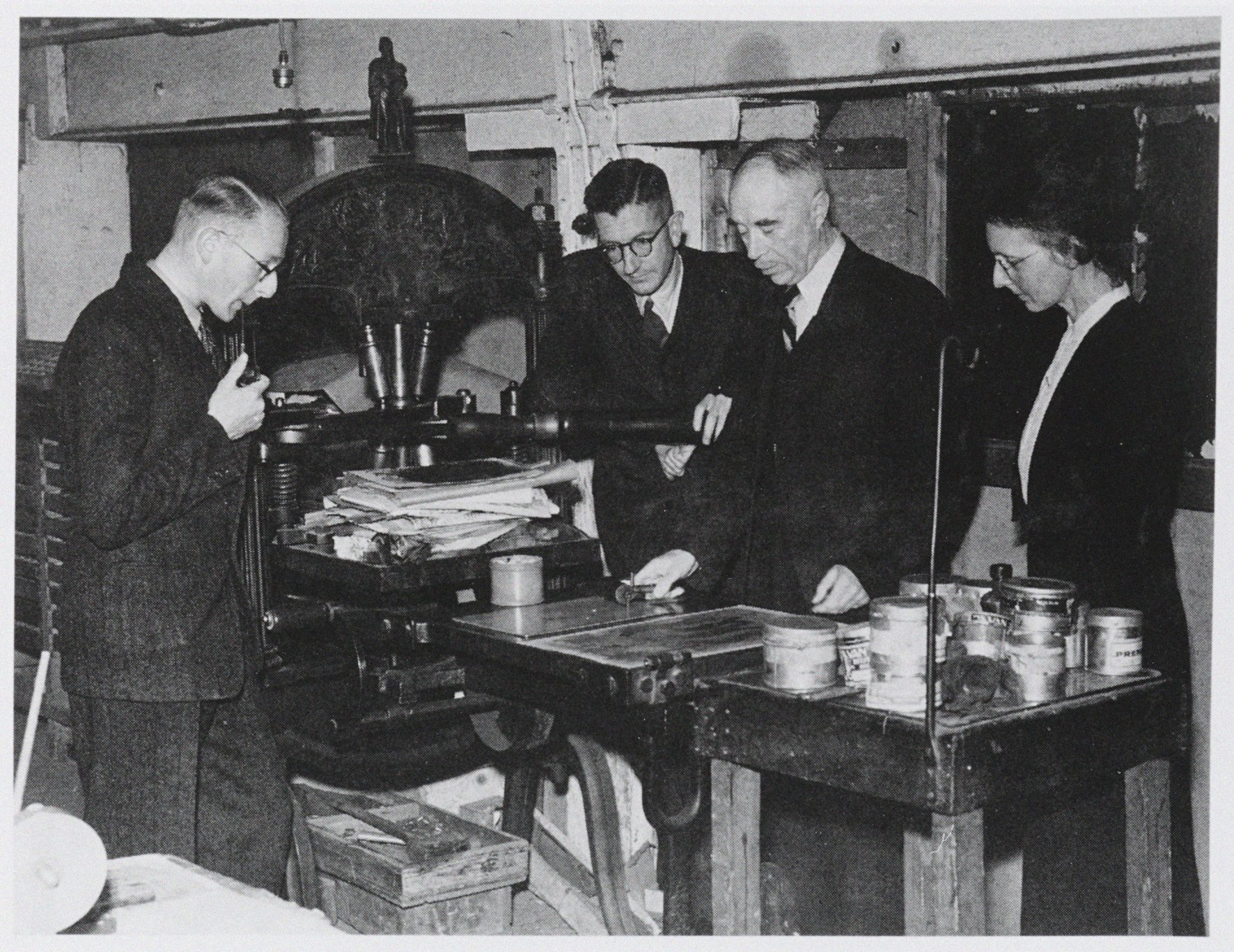 H.N. Werkman en de ‘schippers’ van De Blauwe Schuit aan de pers, van links naar rechts: Ate Zuithoff, August Henkels, H.N. Werkman en Adri Buning